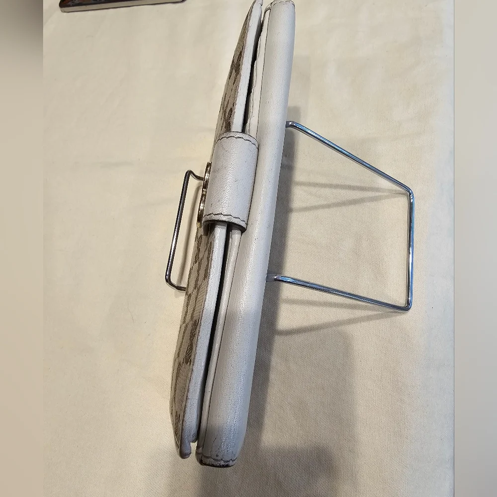 Vintage Gucci Wallet with Heart Detail - Picture 4 of 15